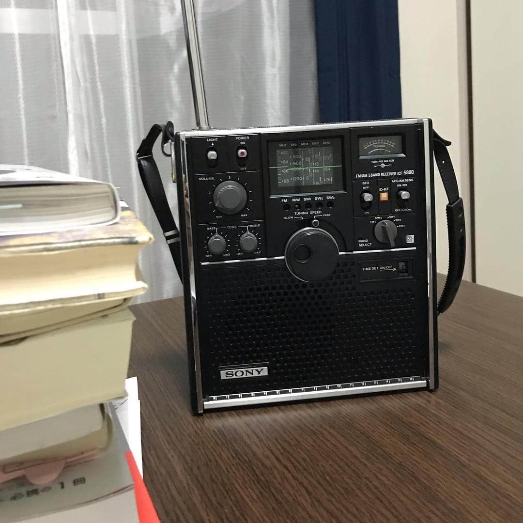Larry のインスタグラム：「壊れかけてもいない、しっかりしたRADIO 全然聞こえますよ。 思春期に少年から大人に変わりました。 スカイセンサー5800  #sony  #スカイセンサー5800」