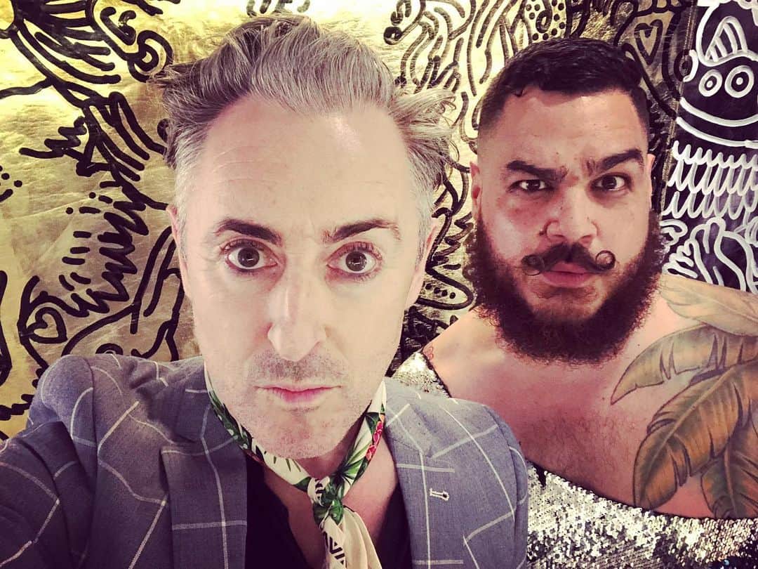 アラン・カミングさんのインスタグラム写真 - (アラン・カミングInstagram)「Such a fun time in Boston talking at @societyofcrafts the other night. Who knew there’d be karaoke and life drawing and all sorts!」6月29日 3時48分 - alancummingreally
