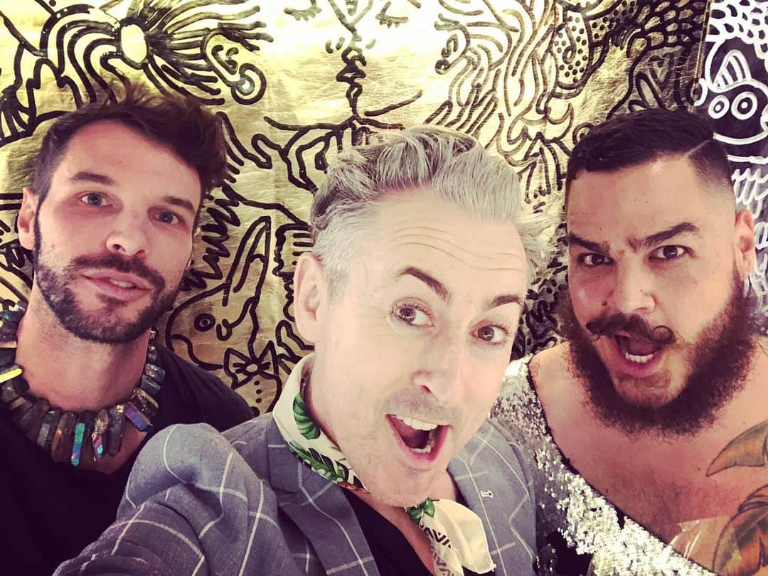 アラン・カミングさんのインスタグラム写真 - (アラン・カミングInstagram)「Such a fun time in Boston talking at @societyofcrafts the other night. Who knew there’d be karaoke and life drawing and all sorts!」6月29日 3時48分 - alancummingreally