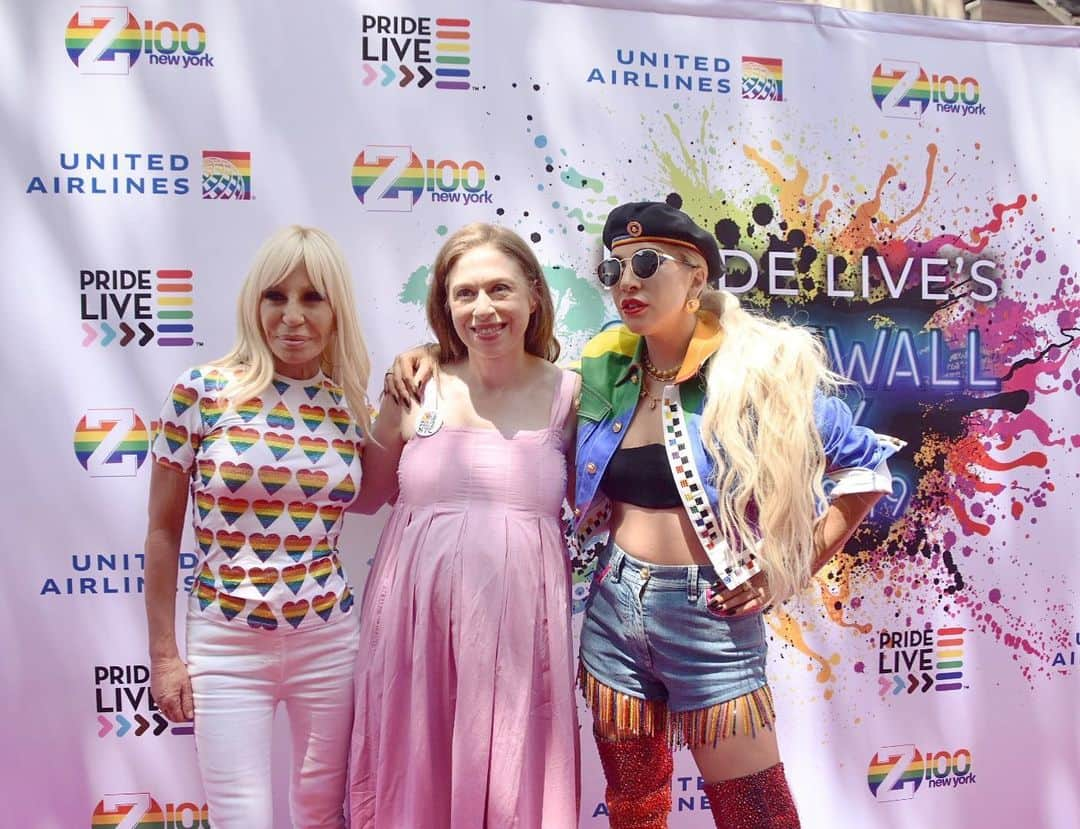 ドナテラ・ヴェルサーチさんのインスタグラム写真 - (ドナテラ・ヴェルサーチInstagram)「Such a historic day to honor and celebrate the 50th anniversary of the Stonewall uprising. #chelseaclinton @ladygaga #pride #pridenyc #stonewall50 #stonewallday」6月29日 3時49分 - donatella_versace