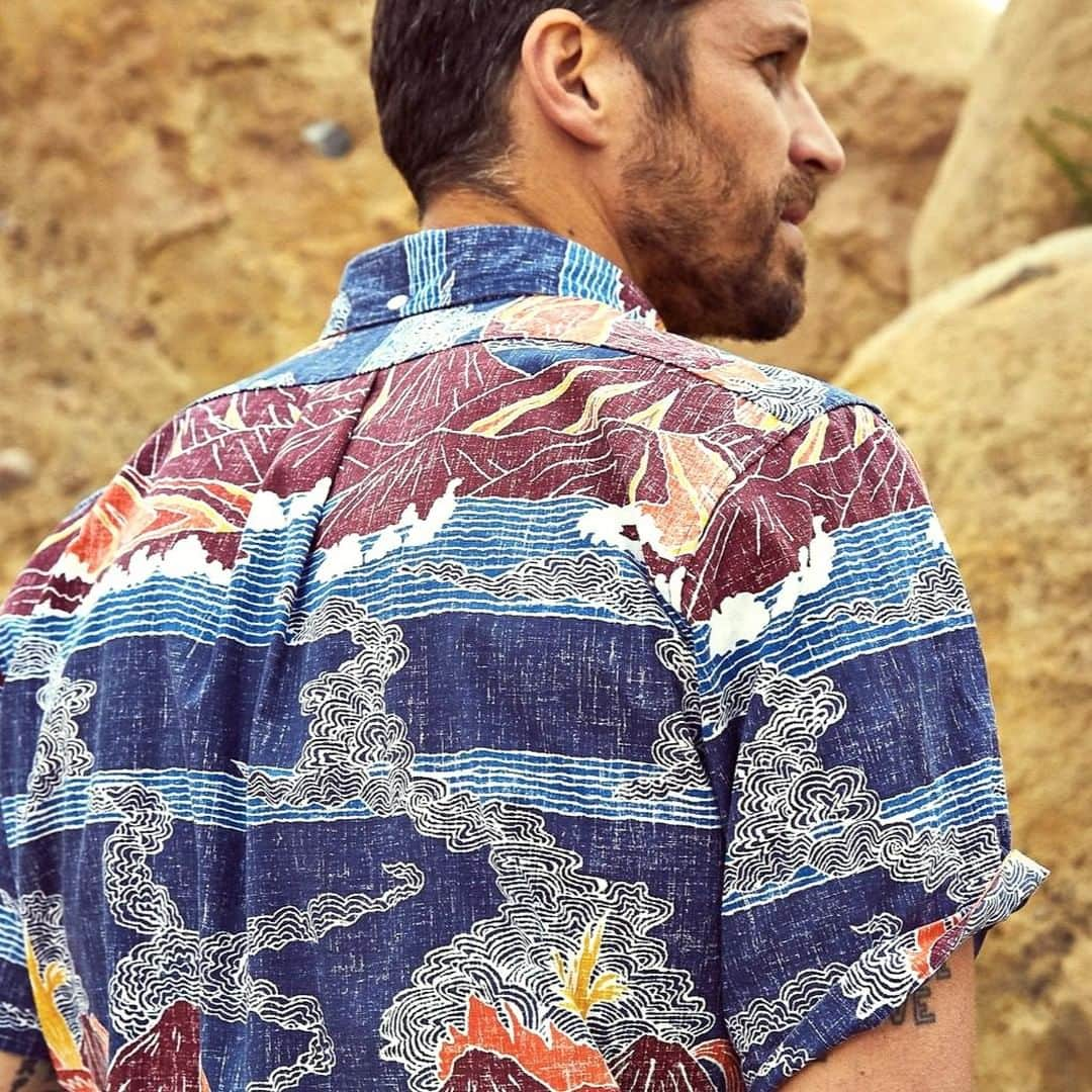 レインスプーナーさんのインスタグラム写真 - (レインスプーナーInstagram)「We can’t get enough of artist Lewis Orchard’s limited-edition Volcanoes National Park shirt. The level of detail and artistry has to be seen up close to be believed.⠀⁠ ⠀⁠ .⁣⠀⁠ .⁣⠀⁠ .⁣⠀⁠ .⁣⠀⁠ #bespooner #streetstyle #mensfashion #visualvacay⁣ #style #design #fashion #reynspooner #patternpeople #wearableart #hawaiinshirt⁣ #wdywt #wiwt #waywt #whatiworetoday #heritagestyle #thatsdarling #menslookbook #fwis #dapper #summervibes #summerstyle #menstyle #nationalparks #volcanonationalpark ⠀⁠」6月29日 4時00分 - reynspooner