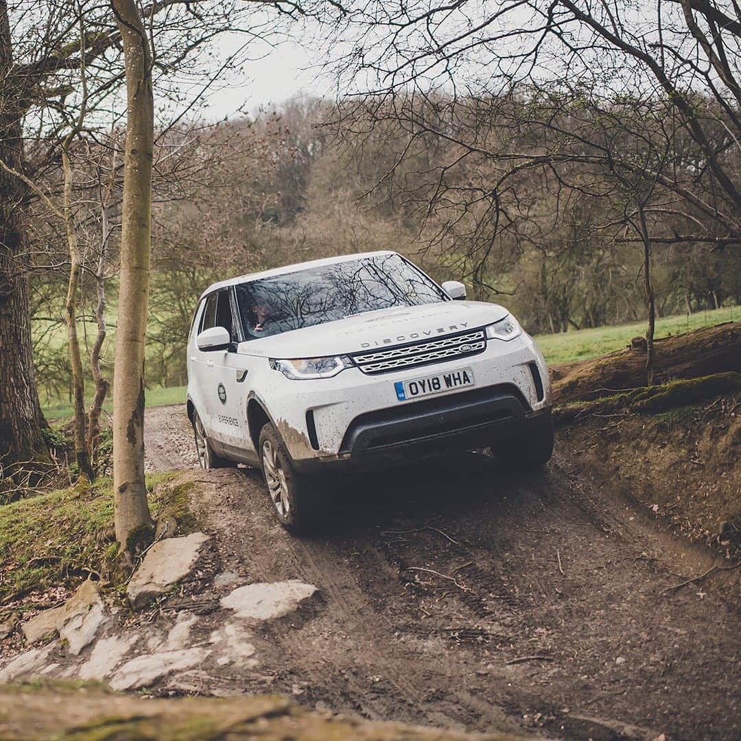 Land Roverさんのインスタグラム写真 - (Land RoverInstagram)「Overcome any obstacle and take your off-road driving skills to new heights under expert guidance on a #LandRoverExperience Drive. Find a centre near you by searching “Land Rover Experience Drives”. #LandRover #Discovery #4x4 #Adventure #Offroad #SUV #Offroading #Experience」6月29日 3時59分 - landrover