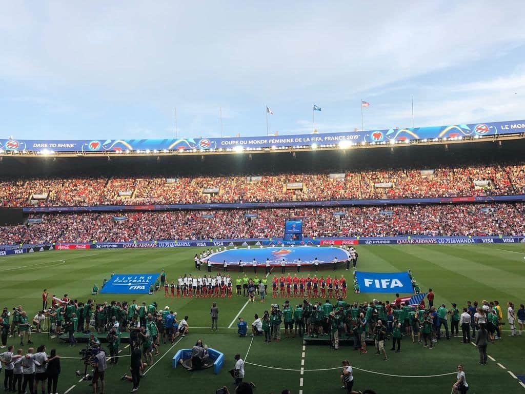 ニコラ・サルコジのインスタグラム：「Toute la France est avec vous ⚽️ #FRA 🇫🇷 VS #USA 🇺🇸 #FRAUSA #AllezLesBleues」