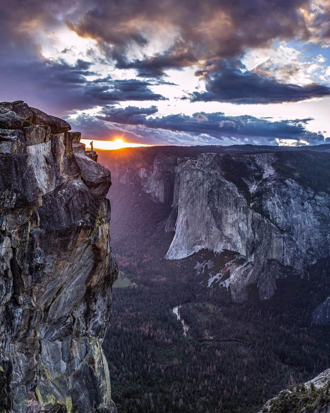 ジミー・チンさんのインスタグラム写真 - (ジミー・チンInstagram)「Stoked to finally share my dedicated print site for ordering prints. Only took 20 years to put together. 😂 There are a few new @freesolofilm prints available now too. 25% of those proceeds will go to the @honnoldfoundation. Check it. Link in bio.」6月29日 4時13分 - jimmychin