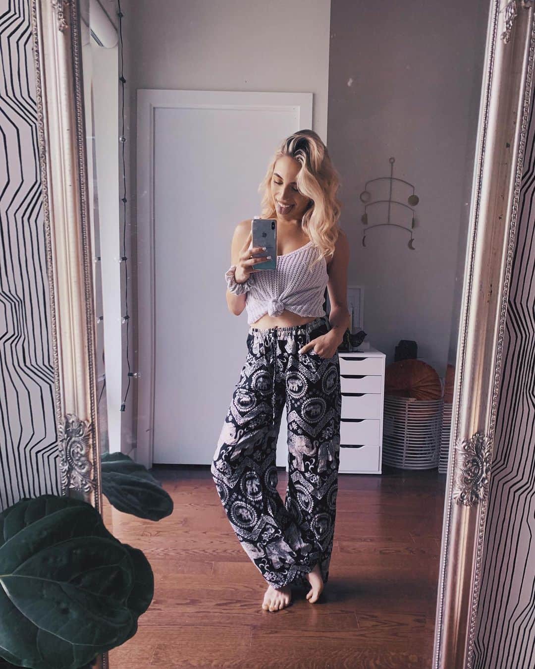 Kalyn Nicholsonさんのインスタグラム写真 - (Kalyn NicholsonInstagram)「it’s a podcasts and parachute pants kinda Friday ✨ my weekend attire will probably follow suit with lotsa GYSTing and highly anticipated chilling to do — whats your weekend look like?  top: @lulus pants: @theelephantpants 🐘」6月29日 4時26分 - kalynnicholson13