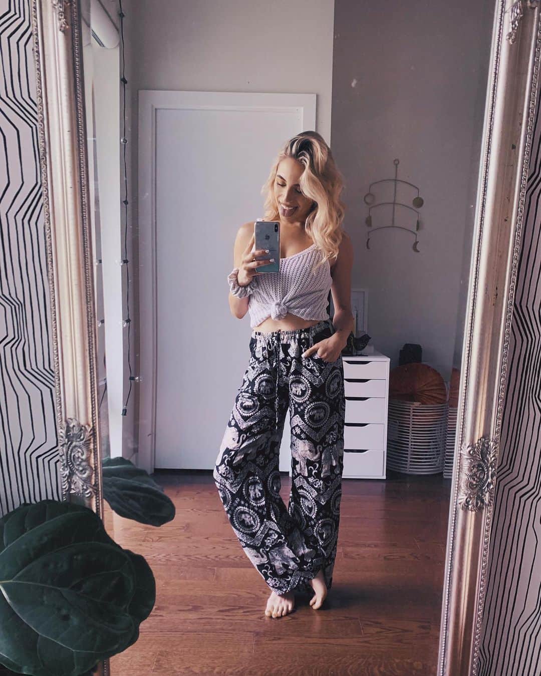 Kalyn Nicholsonのインスタグラム：「it’s a podcasts and parachute pants kinda Friday ✨ my weekend attire will probably follow suit with lotsa GYSTing and highly anticipated chilling to do — whats your weekend look like?  top: @lulus pants: @theelephantpants 🐘」