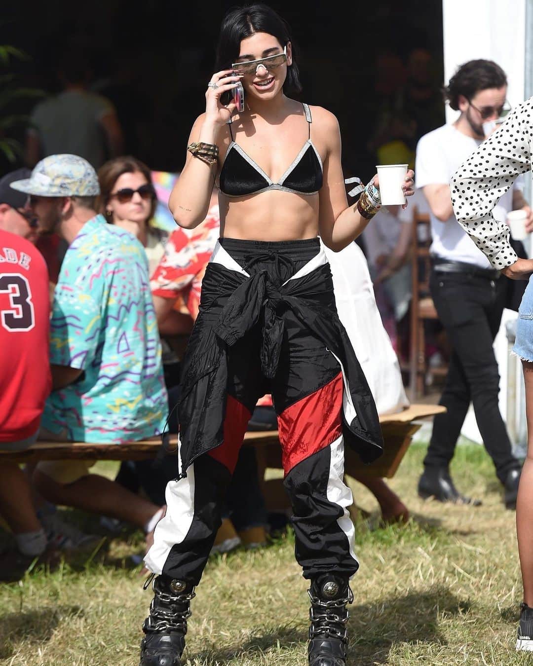 Just Jaredさんのインスタグラム写真 - (Just JaredInstagram)「@dualipa puts her fun style on display at the @glastofest! #DuaLipa #Glastonbury #GlastonburyFestival Photos: Backgrid」6月29日 4時19分 - justjared