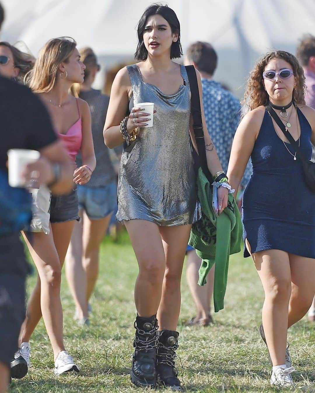 Just Jaredさんのインスタグラム写真 - (Just JaredInstagram)「@dualipa puts her fun style on display at the @glastofest! #DuaLipa #Glastonbury #GlastonburyFestival Photos: Backgrid」6月29日 4時19分 - justjared