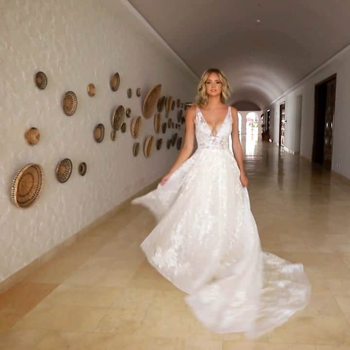 Wedding Lifeのインスタグラム：「So cute!❤️ ”Nile” by @enzoani Tag a bride! •  @enzoani @enzoani  @enzoani」