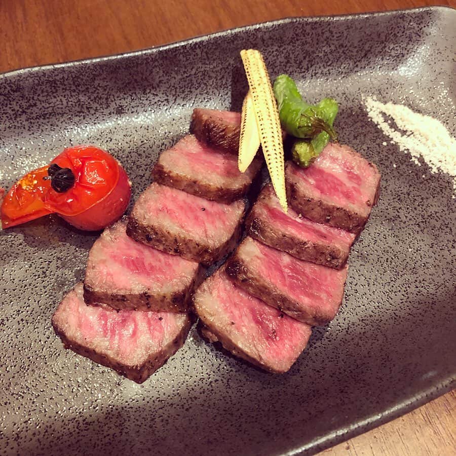 千秋さんのインスタグラム写真 - (千秋Instagram)「また？って言われるけどまたお肉🥩 4人、5人、6人•••と集まって8人。平成最後のまとめなど。  #しろくま #dinner #千秋焼肉 #てか2枚目これ匂わせなのか #西麻布」6月28日 19時32分 - chiaki77777
