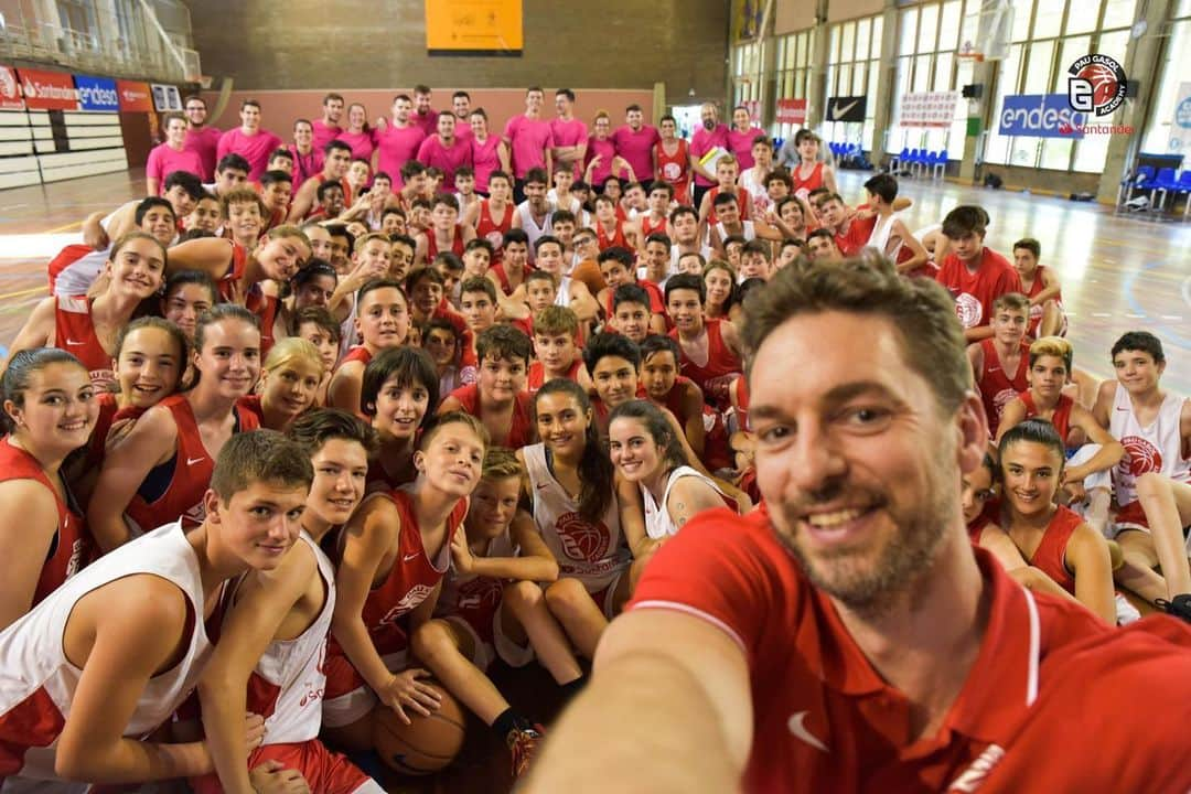 パウ・ガソルさんのインスタグラム写真 - (パウ・ガソルInstagram)「¡Foto de familia! ¡Family photo! 😍 🤳🏼😃 @PauGasolAcademy by @Santander_es」6月28日 19時31分 - paugasol