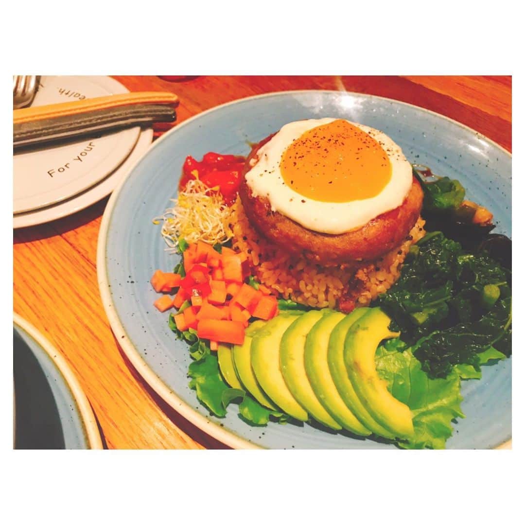 荒川れん子さんのインスタグラム写真 - (荒川れん子Instagram)「Unbelievable! It’s vegan Loco Moco. Egg is made from papaya😵 食事療法を取り入れている母とヴィーガンカフェへ。日本にも美味しいヴィーガンメニューが増えていてびっくり！この卵の黄身、まさかのパパイヤでできてるんだって😵 . . #hawaii #japan #tokyo #shinjuku #lovehawaii #superfoods #luckywelivehawaii #travel #tropical #papaya #vegan #breakfast #lifeisajourney #organic #hawaiistagram #instahawaii #healthylifestyle #ハワイ #日本 #新宿 #帰省中 #ハワイ在住 #旅 #ヴィーガン #ベジタリアン #カフェ #朝ごはん #ランチ #パパイヤ #スーパーフード」6月28日 19時31分 - renren_hawaii