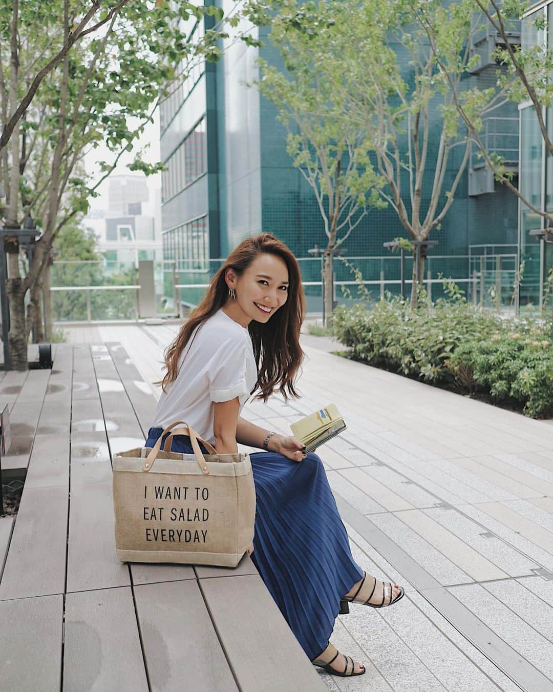 李 雨瀟さんのインスタグラム写真 - (李 雨瀟Instagram)「今日のコーディネート♡ . ご近所ランチだったのでカジュアルスタイルで♩ そいえばオリジナルのトートバッグ作ったの♡ パソコンも入るからお気に入り😊❤️ 文字も好きに入れていいやつなので、 この文言にしちゃった😛🥗笑 サラダ大好きっ❤️ . . #tops #lecoeurblanc #ルクールブラン  #pants #buyma  #bag #apolis #アポリス . . #yuxiao_outfits #outfits #outfit #ootd #coordinate #coordinates #ootd  #160cm #160cmコーデ  #パンツコーデ #カジュアル  #コーディネート #ランチ #おでかけコーデ #アポリス #apolis #サスティナブル #sustainable」6月28日 19時41分 - yuisho_ri