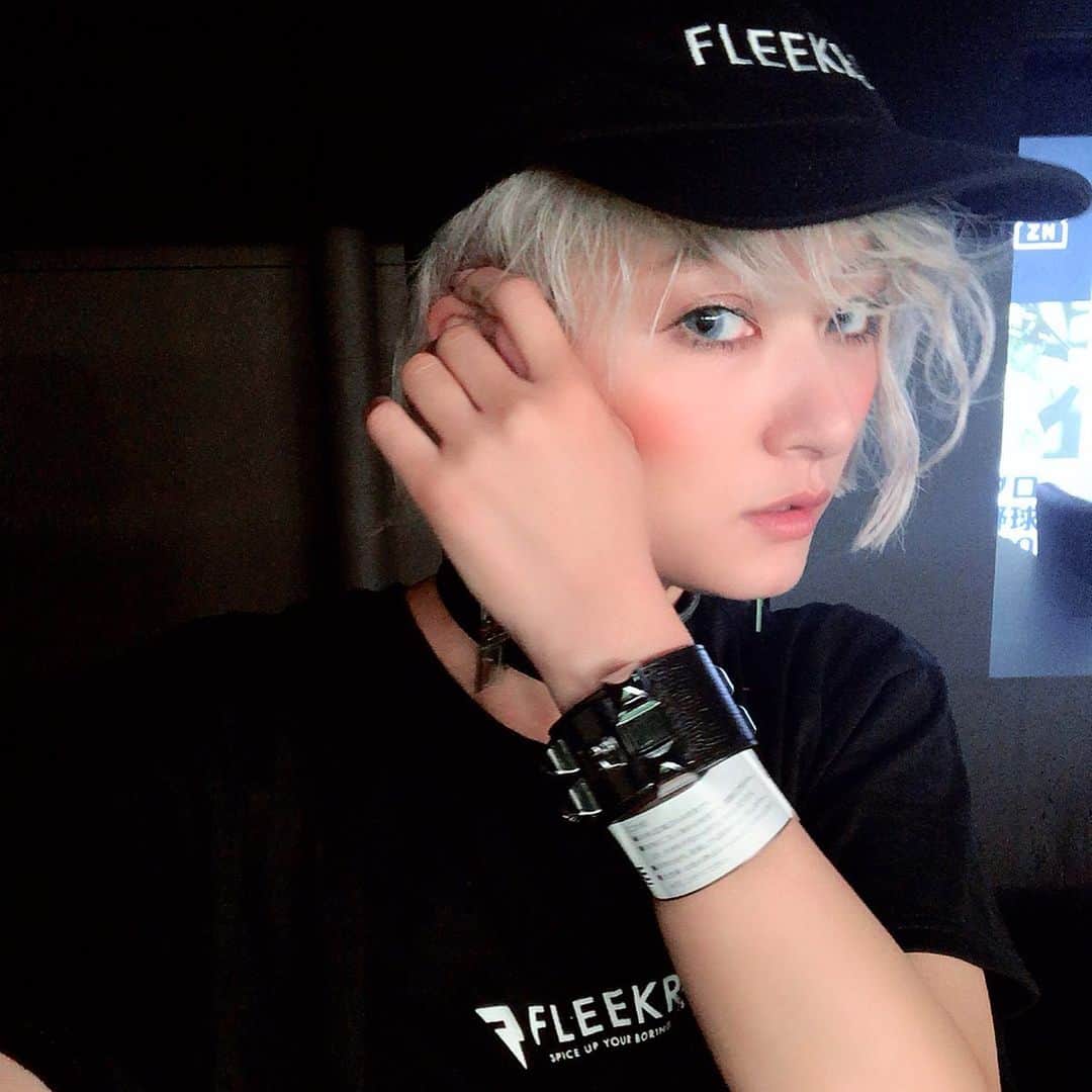 のインスタグラム：「#FLEEKRS #フリーカーズ #TGC #東京ガールズコレクション #ストリート #todaysFLEEKRS #FLEEKRS ・ この日は初めての東京ドームでの野球⚾️観戦！ 応援📣しやすいようにストリート感出して 👚 @fleekrs はシンプル組み合わせやすいし着心地&素材がいいしこの日にぴったり😻🌟だった！ ・ ・ 久しぶりの @kayamaddy さん😻❤️変わらず綺麗だ〜仕事出来る女子は充実して肌がツヤツヤして変わらず年取らないし魅力的だ、中川もそうなりたい🥺❤️がんばろ」