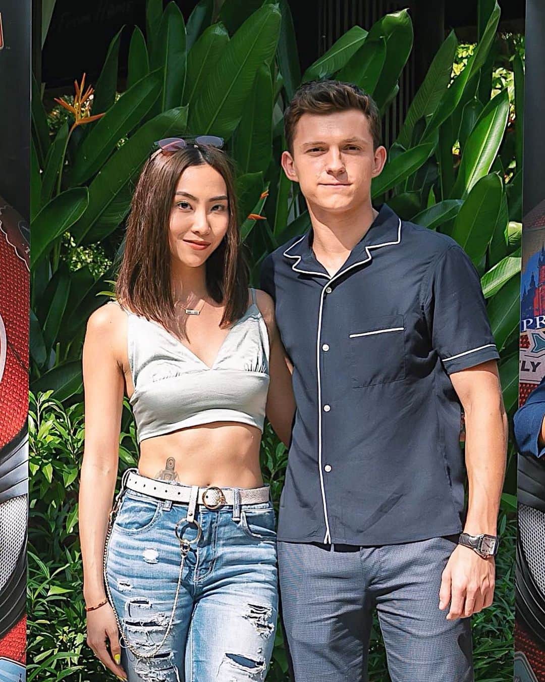 ソニアのインスタグラム：「What a qt 😏 Just another day with my other BFF @tomholland2013 👯 Click the link in my bio for our little chat and show some love 🖤  @sonypicturessg @spidermanmovie #spidermanfarfromhome #tomholland #sonypicturessg」