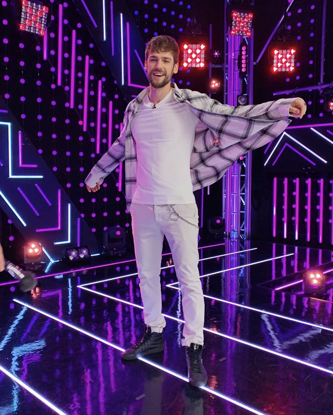 RU.TVさんのインスタグラム写真 - (RU.TVInstagram)「Всем привет! 😎 «Стол Заказов» и Артём Васт в прямом эфире! ⠀ 💜 Присылай свои музыкальные пожелания на номер 5742 (услуга платная, подробности на сайте RU.TV)! 📺Включай RU.TV, смотри свои любимые клипы.  За образ ведущего благодарим @mfshowroom ⠀ #рутв #rutv #столзаказоврутв #артемваст」6月28日 19時38分 - ru_tv