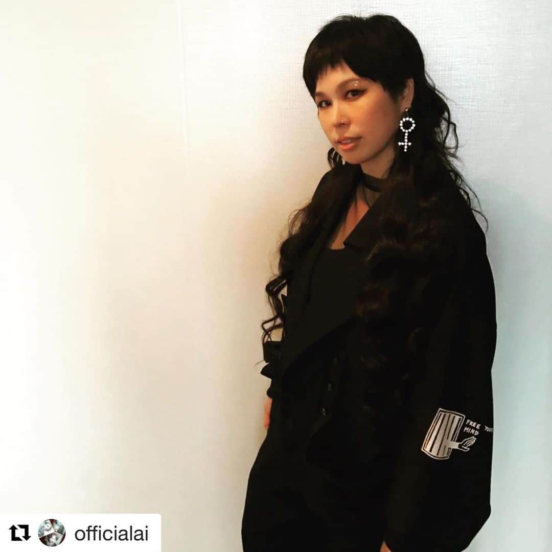 山本里美のインスタグラム：「aiちゃん、大好きです🙏🖤 #Repost @officialai with @get_repost ・・・ リミフゥラブ🖤ランウェイの写メは平和がとりましたっw🖤#limifeu #リミフゥ」