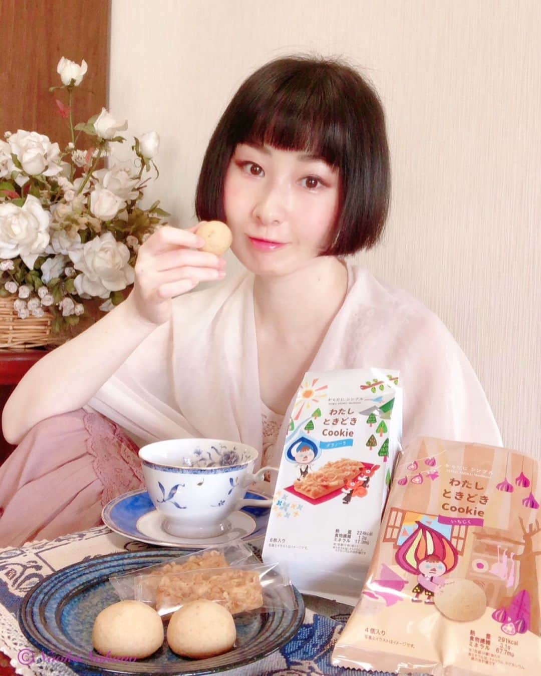 中野菜保子さんのインスタグラム写真 - (中野菜保子Instagram)「. 「わたしときどき♪」 @watashi_tokidoki . 写真は🍎🍎🍎枚です☆ 3:似てる？！ . . 皆様ご機嫌いかがですか？（≧∇≦）？ . 常に小腹が空いている中野です🍪 . . あの有名な洋菓子のヨックモックから 新ブランド「わたしときどきCookie」が でた！待っていた！！ . 年がら年中絶賛diet中のワタシやけれど、 このクッキーたちは大丈夫😋✨と思う . ♪なぁ〜〜〜〜んでか！！ ↑w . . ♪栄養価の高い素材でシンプルに作られているからっ✨✨✨ . ココナッツオイル・てんさい糖・全粒粉・ いちじく・含蜜糖、、、 自然のものばかり😌 . 人工甘味料/保存料/着色料/栄養強化剤は使っていなくて、 甘いものがダイスキな中野は 罪悪感なく食べられて嬉しいです☕️🍪 . . 写真はザクッと食感のグラノーラ味と ほろほろ食感のいちじく味です☆ 7月中旬には グリーンレモン味も出るそうですよ🍋🍋🍋 夏やわ〜(๑˃̵ᴗ˂̵) . . 大きさも丁度いいから持ち運びにもいいです🎶🎶🎶 . 珈琲ダイスキマン中野は シンプルにブラック珈琲と楽しみます🍪☕️ . . がんばらないといけないコトもあるけれど その後はしっかり息抜きしてくださいね٩(๑❛ᴗ❛๑)۶ ＊ ＊ ＊ #PR #ヨックモック #cookie #yokumoku #わたしときどきcookie #自然派 #おいしいグラノーラ 味 #健康いちじく #小腹 #simpleisbest #全粒粉 #ココナッツオイル #からだにシンプル #お菓子大好き #健康でもありたい #スイーツの妖精 #余分なものをはぶく #お洒落な暮らし #ちゃんと食べる #リラックスタイム #シンプルに美味しい #美の伝道師 #中野菜保子 #俳優 #actor  #ヘプバーン #moviestar  #美肌 #ナオ部  #息抜きして下さいね @watashi_tokidoki」6月28日 19時51分 - naokonakano8319