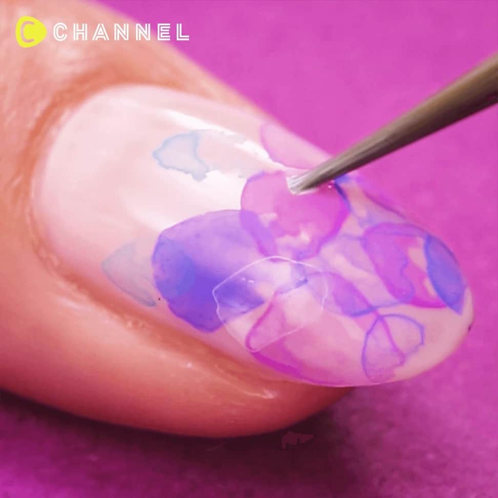 のインスタグラム：「☔️可憐に咲く♡ たらしこみ あじさいネイル💠 . 💗Check👉 @cchannel_girls 🎶 💗Follow me👉 @cchannel_beauty 🎵 . 💄C CHANNELのアプリもよろしくお願いします😊 . 梅雨といえばあじさい。 たらし込みの技法を使えばその可憐な姿を再現できちゃいます♡ 透明感のある見た目に癒されること間違い無し!! . 【手順】 1. ベースにシアーベージュを2度塗りする。 2. 水で薄めたアクリル絵の具を塗り、余分な水分をブラシで吸いとる。 3. 紫、青、白、黄色であじさいを描く。 4. 乾かしトップコートを塗って完成。 . produced by esNAIL @esnail_japan http://es-nail.jp/ . . #ネイル動画#ネイルデザイン#ネイルアート#梅雨ネイル#雨でも#おしゃれは指先から#大人可愛いネイル#上品ネイル#オフィスネイル#紫陽花ネイル#あじさいネイル#花柄ネイル#花のあるくらし#花が好き#手元倶楽部#手元くら部#たらしこみネイル#たらしこみフラワー#梅雨コーデ#セルフネイル#セルフネイラー#マニキュア派ジェルネイル#ネイルやり方#花#雨の日#手元コーデ#ネイルカタログ#お花ネイル#季節ネイル」