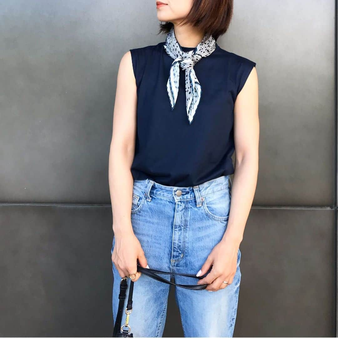 Mikaのインスタグラム：「navy×gray×denim ・ ・ tops.scarf.bag #arminarmjp @arminarm.aa ・ ・ こちらのトップス とっても気に入っていて 色違い3着持ってる😉 生地がしっかりしていて 腕が出る部分が開きすぎていなくて安心 ちなみに身長160㎝でSサイズを着用 スカーフを巻くと雰囲気変えられる かな〜 バッグは娘と共用してます💕 6/30までいいね&フォローキャンペーン実施中 →詳しくは @arminarm.aa をチェック ・ ・ #ママコーデ#シンプルコーデ#大人カジュアル#タンクトップ#スカーフ#デニム #mitsukoshi#isetan #pr#fashion#coordinate」