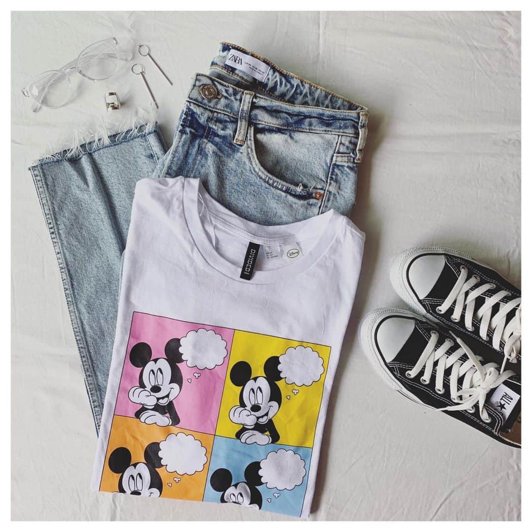 _coco_m23のインスタグラム：「☑︎コーディネート Tシャツ→ h&m パンツ→ zara スニーカー→ コンバース 眼鏡→ GU ✴︎ ✴︎ ✴︎ #コーディネート #置き画くら部 #置き画 #カジュアル #ミッキー #ミッキーtシャツ #プチプラ #gu #gu_for_all #デニムコーデ#패션 #오오티디 #옷스타그램 #옷」