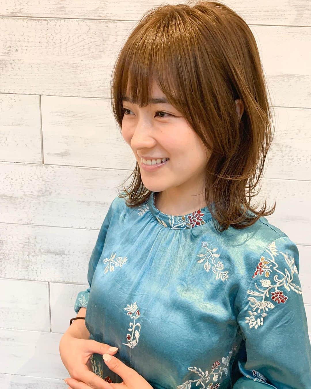 亜希子さんのインスタグラム写真 - (亜希子Instagram)「ネイルもはげ散らかしてる女ではありますが、やはり「美」を探求する気持ちだけは失うわけにはいかず、プロのお力をお借りして散髪してきた。 ツヤツヤになりました。 ・ ゴットハンド大島師匠(@koujioshima )何年も一緒にタッグ組んでるけど、いつも新鮮に、素敵ヘアーにしてくださる。ハァハァ @joemi_official」6月28日 19時59分 - akiko_ohki