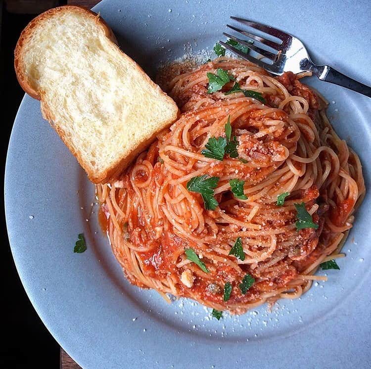 のインスタグラム：「. 今週もお疲れ様でした！ 美味しいものを食べて、ゆっくり休みましょう✨ . オーガニック料理やオーガニックドリンクを投稿する時は是非「#ベジ部」と「#todaysvege」のハッシュタグをつけて投稿してください🌿 素敵な投稿はベジ部がリポストします！ みなさんで健康な毎日をシェアしましょう😊 . ベジ部には、オーガニックの楽しさを共有する無料のコミュニティがあります♪ オーガニックに関わる情報交換や交流の場として、ぜひお気軽にご参加ください✨ 詳しくはプロフィールのURLをチェック✔️ . Repost from @rietty1211  ツナとケッパーのトマトソースパスタ 昨日焼いたパン付き。 @alcenero_japan アルチェネロさんのトマトピュレとオーガニックパスタを使いました🍝細麺しかなかった😂イタリアンパセリは自家製。 ・ 梅雨入りしちゃいましたね😂☔️ 来週、ゴルフ二回あるんだけど雨かな…雨だろうなぁ😂 ・ #トマトパスタ#ツナとトマトのパスタ#パスタ#ランチ#ランチタイム#麺スタグラム#フーディーテーブル #美味しい初夏研究会 #暮らし#手作りパン#W炭水化物#がっつり#ボリューミー#スパゲッティ#山食#手作りパン#lunch #lunchtime #pasta#tomato#tomatosauce #tomatopasta #noodle#オーガニック#organic #日々の暮らし #暮らしを楽しむ」