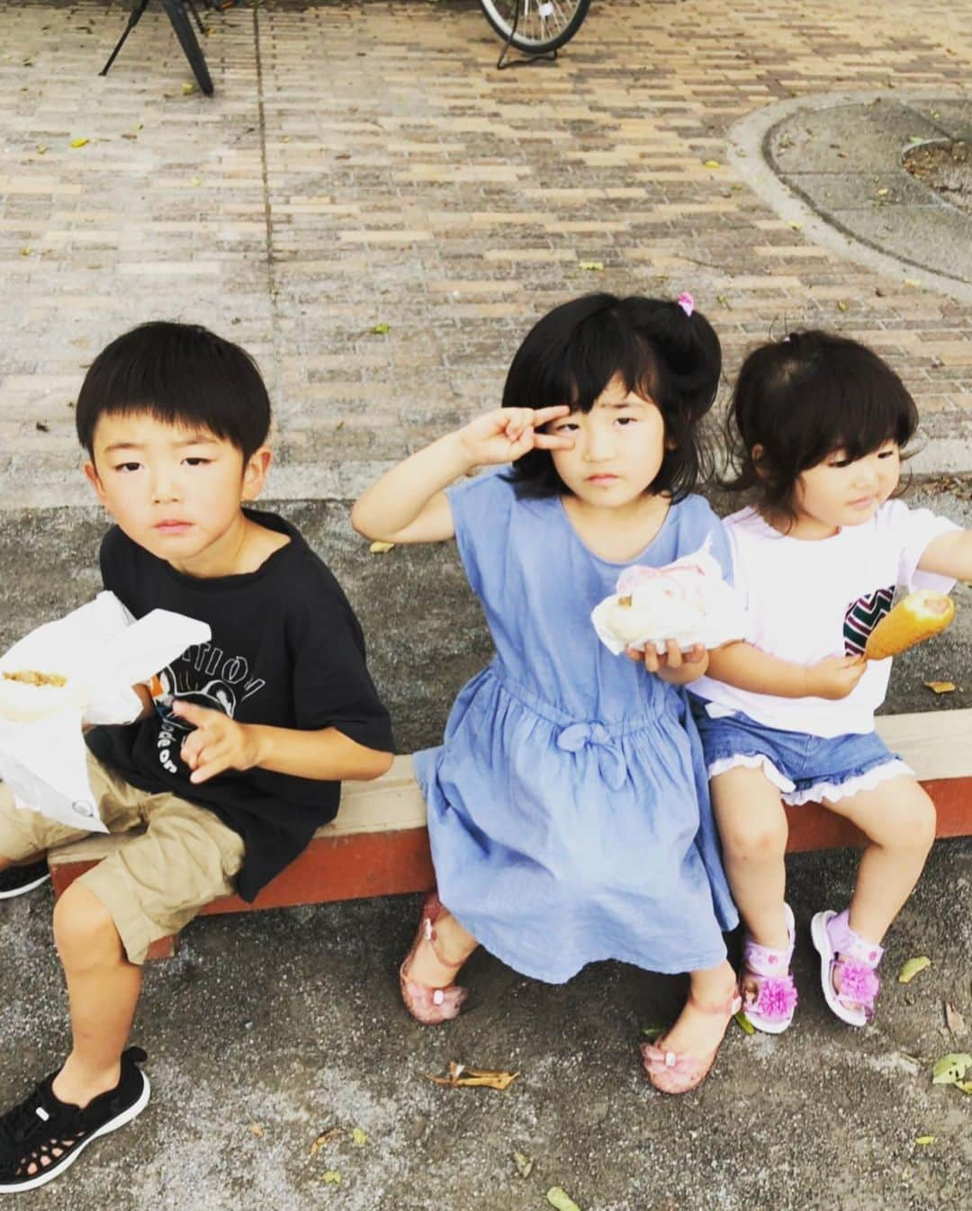 大友愛さんのインスタグラム写真 - (大友愛Instagram)「美空の試合応援の間 ばあちゃんと公園で待っててくれましたぁ🥰✨ みんな帰りはグッスリ💤  #秋本family #心之介#こころ#愛心#3チビ#cloudy  @shin_life0617  @cloudy.tokyo」6月28日 19時53分 - ai_dayooon