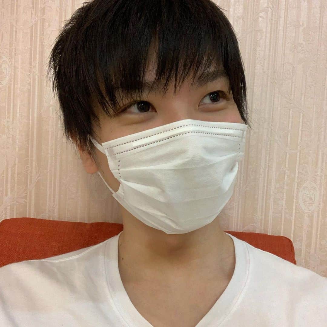 ポッキーのインスタグラム：「自撮りしたら目が死んじゃうんです、、、って言ったらカメラ見なければいいんじゃないですか？ってマネジャーさんがアドバイスしてくれたのでカメラ見ずに撮ったらなんか違う。  #完全に自撮り中に話しかけられた人」