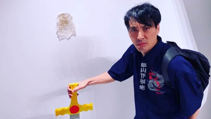 池田真一のインスタグラム：「ダブルアートタグの頭裸裸裸展行って来たよー！ フルパワーで頭おかしかったよ！ 展示品は写真撮影OKやって！ しかも触るのもOKやって！ みんなも伝説の剣是非抜いて時計の針を8時20分に調節してみてー！ ほな、意味わかるから！ 30日までやってるし、無料だよー！」