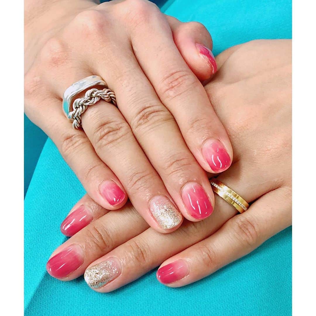 のインスタグラム：「仕事終わりでネイルチェンジ💅疲れていたのか珍しく爆睡🥺起きたら素敵な #透けカラーネイル が仕上がっていて感激。 @chitta_nail さん、いつも有難うございます。 ・ #家電 #家電好き #家電女優 #奈津#ネイル #ネイルデザイン」