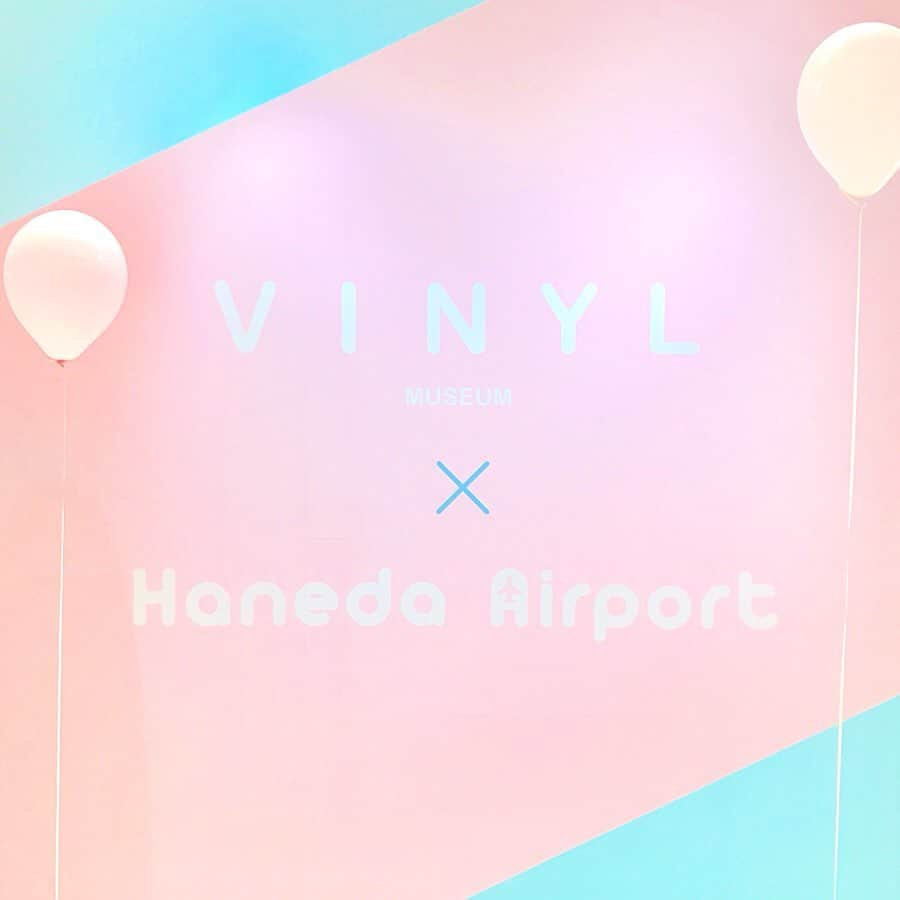 VINYL MUSEUM (ビニール ミュージアム) のインスタグラム：「VINYL MUSEUM in HANEDA Airport 残すところ残り2日！！ . お気に入りのブースはございましたか？💕 まだお越しになられてない方... 入場FREEで整理券もないので、 お好きな時間にのんびりとお越しくださいね✨ . . そして夏のVINYL MUSEUMは...広島！ . . おりづるタワー×VINYL MUSEUM🌼 2019年7月5日（金）～9月29日（日）の87日間、 おりづるタワー展望台で開催します💗 . . . 更にみんなが知ってるあの場所にも...🤫♪ . おたのしみに✨ . . #vinylmuseum #ビニールミュージアム #インフルエンサー #羽田空港 #羽田 #インスタ映えスポット #飛行機 #夏イベント #おりづるタワー  #museum #photospot #photostudio #instagrammer #instagram #HanedaAirport #vinylmuseum」