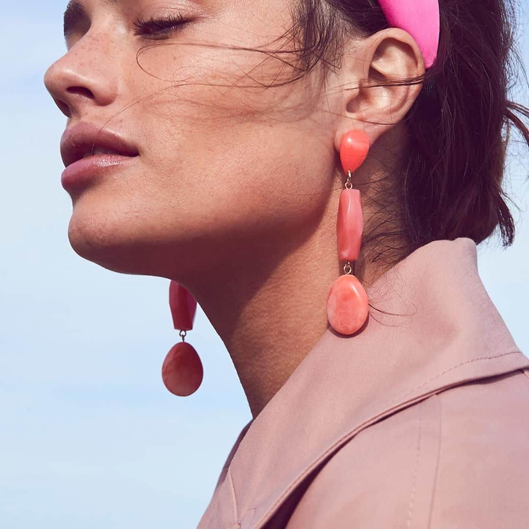 アクセサライズのインスタグラム：「Sweet like candy...🍬 70's inspired resin jewellery is here. With dreamy tones & playfully-retro shapes, take on the sweet-shop trend with our new in pieces. 🔍 7859227100  Tap the link in the bio to shop now.  #Accessorize」