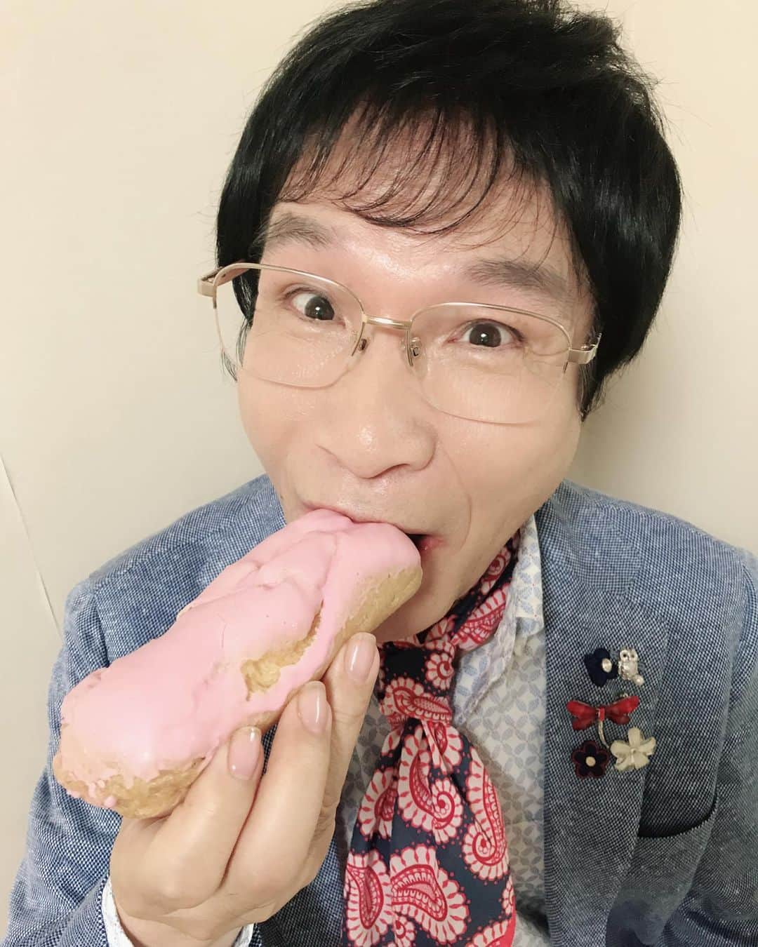 尾木直樹さんのインスタグラム写真 - (尾木直樹Instagram)「収録終わりに「イチゴエクレア」をガブっ😋疲れた時は糖分補給しなくちゃねー🍓🍩🍭🍰🍫🧁🍦 ... #珍しい #イチゴエクレア #糖分補給 #疲労回復  #尾木ママ#甘いもの大好き #クリーム #とろり  #スイーツタイム #エクレア #がぶり #甘い物は別腹❤️ #スイーツコーデ #やっぱりピンク #かわいい💕」6月28日 20時03分 - oginaoki_ogimama