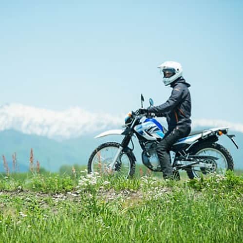 ヤマハ バイクさんのインスタグラム写真 - (ヤマハ バイクInstagram)「#55mph #MotoLife #ランドル先生の暮らし 登山やロッククライミング、スキー、カヤック――― ランドル先生は自然と戯れるアクティビティは何でもこなす。以前にはアルペンスキーの競技や、ネパールで標高6000m以上の山にも登ったりもしたことがあるというが、現在はもっぱらMTBに傾倒している。 「MTBは老若男女問わず、誰でも生涯を通じて楽しめるスポーツ。そしてここには宝物のようなネイチャーが沢山あるからね」 #japan_focus #beautifuljapan #SEROW #SEROW250」6月28日 20時04分 - yamaha_bike