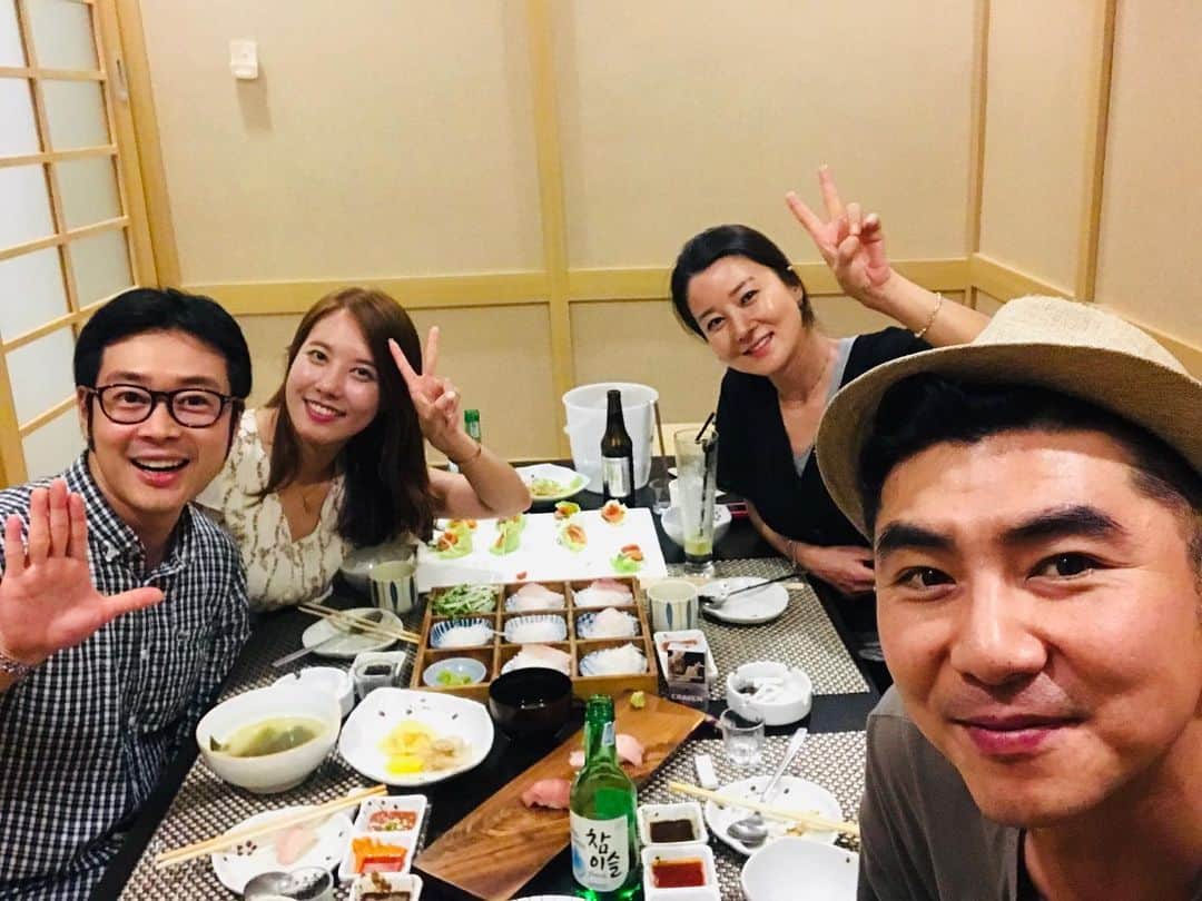 イ・キョンのインスタグラム：「정말 오랜만에 여자님들과.감개무량의 기쁨스 🥰🥰 (여친 아닙니다,, 소연쓰 미안 )😅😅 여전히 난 어딜가도 좋은분들과 함께 즐겁게 인생 여행중 👍👍 #이켠」