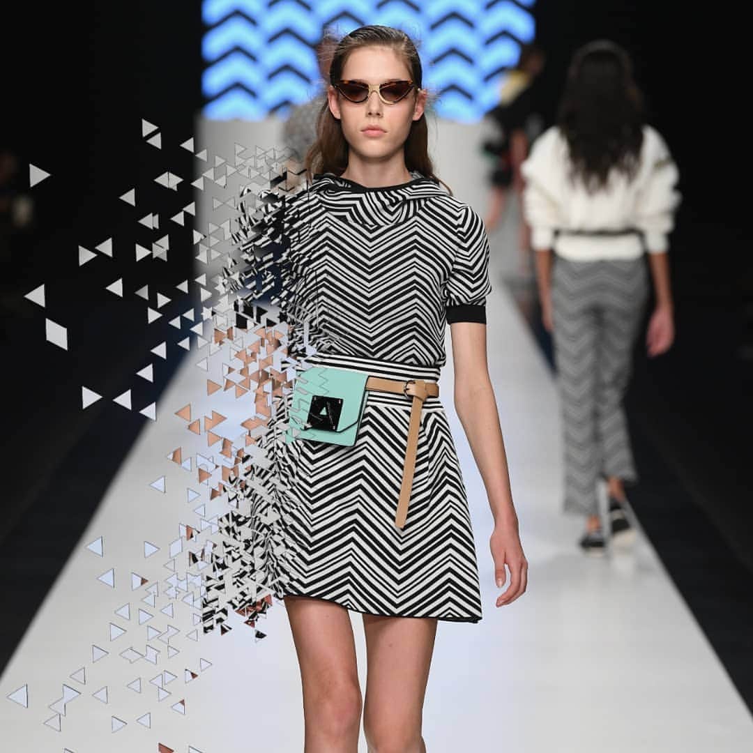 ANTEPRIMAさんのインスタグラム写真 - (ANTEPRIMAInstagram)「60s retro brought to our SS19 runway and into your daily staple. Explore the stylized and statement zigzag graphic from our Ready-to-Wear collection. Swipe right to see our hidden motif inlaying with this timeless pattern. Tilt the phone to see it clear!  #anteprima #ss19 #summer #zigzag #pattern #60s #1960s #springsummer2019 #summerlook #seasonal #fun #fashion #lifestyle #style #stylish #photo #ootd #luxury #italian #instafashion #instabags #fashiondesign #quote #アンテプリマ」6月28日 20時06分 - anteprimaofficial