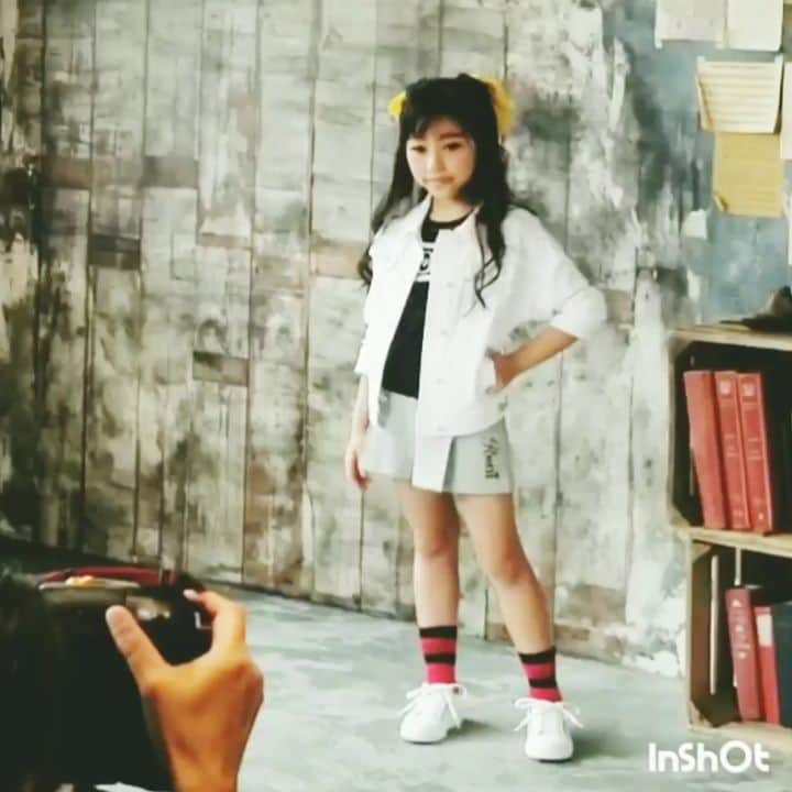のインスタグラム：「. 🤩★RONI SALE★6/29(土)～﻿🤩 RONIの2019年春物商品が50％OFF!!﻿ . こちらの着用アイテムも50%OFF❣️❣️ ﻿. ※KODOMOLAND店のみ6/28(金)17:00～スタート!! ﻿ ★ @kodomoland_official ﻿﻿﻿ . . ※一部セール除外の商品がございます。﻿ ※お客様のご都合による返品・交換・返金はお受けできません。﻿ . #RONI ﻿﻿ #roni ﻿﻿ #ロニィ﻿﻿﻿ #kids ﻿﻿ #kidsfashion ﻿﻿ #キッズ﻿﻿﻿ #キッズファッション ﻿﻿ #子供服 ﻿﻿ #20th﻿ #model﻿﻿ #SALE #お得な情報」