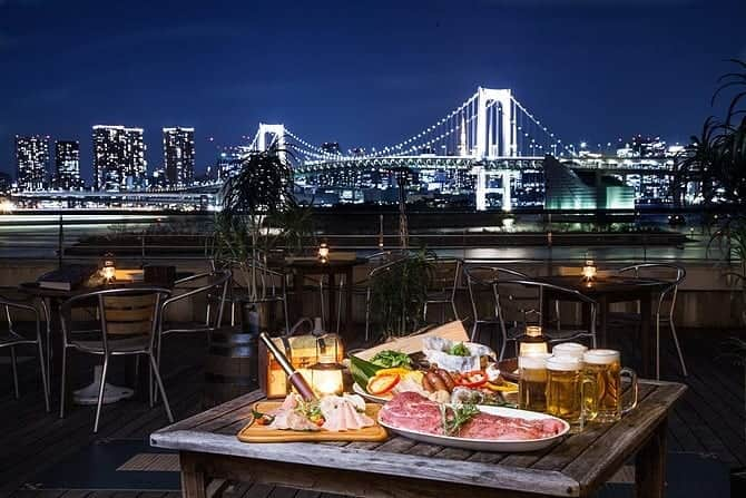 リクルートさんのインスタグラム写真 - (リクルートInstagram)「【2019】東京のビアガーデン＆ビアテラス！夏のデートや女子会にもおすすめ﻿ ﻿ 東京都内のビアガーデン＆ビアテラスをご紹介！﻿ ﻿ 仕事帰りに行きやすい駅近くのお店や、﻿ インスタ映えしそうなおしゃれなテラス、﻿ 夜景がきれいなスポットまで、﻿ どのお店も女子会やデートで行くのもおすすめのお店ばかりです。﻿ ﻿ ぜひこの夏、友達や恋人とビアガーデン＆ビアテラスで﻿ 楽しいひと時を過ごしてみて！﻿ ﻿ 【KING OF THE PIRATES ビアガーデン】﻿ 海賊船の船内をテーマにしたお台場から徒歩1分にある﻿ ビアガーデンが今年もオープン！﻿ 目の前にお台場の海とレインボーブリッジが広がる﻿ 絶好のテラスデッキでは、ボリュームたっぷりのBBQが楽しめます。﻿ ﻿ おすすめコースは、2時間の飲み放題が付いた﻿ 「潮風ビアガーデンコース」が3,500円～(税抜)。﻿ 家族での食事や飲み会、デートなど様々なシーンで﻿ 利用できそうです。この他にも、豪華食材と楽しむ﻿ バラエティプラン(5,500円・税抜)があります。﻿ ﻿ テーマパーク気分とパノラマオーシャンビューの両方を味わいたい！そんな方はぜひ訪れてみてくださいね。﻿ ﻿ KING OF THE PIRATES ビアガーデン﻿ 開催時期／2019年4月27日(土)～9月30日(月)(終了予定)﻿ 住所／東京都港区台場1-7-1アクアシティお台場5F﻿ アクセス／ゆりかもめ「台場駅」徒歩1分、りんかい線「東京テレポート駅」徒歩5分﻿ 営業時間／月～金：ランチ11:00～15:00(L.O.14:30)、ディナー17:00～23:00(L.O.22:00)﻿ 土・日・祝：ランチ11:00～16:00(L.O.16:00)、ディナー16:00～23:00(L.O.22:00)﻿ 定休日／不定休※アクアシティお台場に準ずる﻿ 最新情報・詳細はサイトにてご確認ください﻿ ﻿ こちらの投稿は、じゃらんニュースより転載しています。﻿ https://www.jalan.net/news/article/353685/﻿ ﻿ その他のリクルートの投稿はこちら👉 @recruit___official ﻿ ﻿ #じゃらんニュース #じゃらん ﻿ #RECRUIT﻿ ー﻿ #旅行好き #観光スポット #旅スタグラム #旅行写真 #観光 #おでかけ #トラベル #夫婦旅行 #旅女 #旅したくなるフォト #旅行好きと繋がりたい #旅行好きな人とつながりたい #BBQ #バーベキュー #お台場 #ディナー #ビアガーデン #アクアシティお台場 #オーシャンビュー #夜景 #デート#テラス #ビアテラス」6月28日 20時10分 - recruit___official