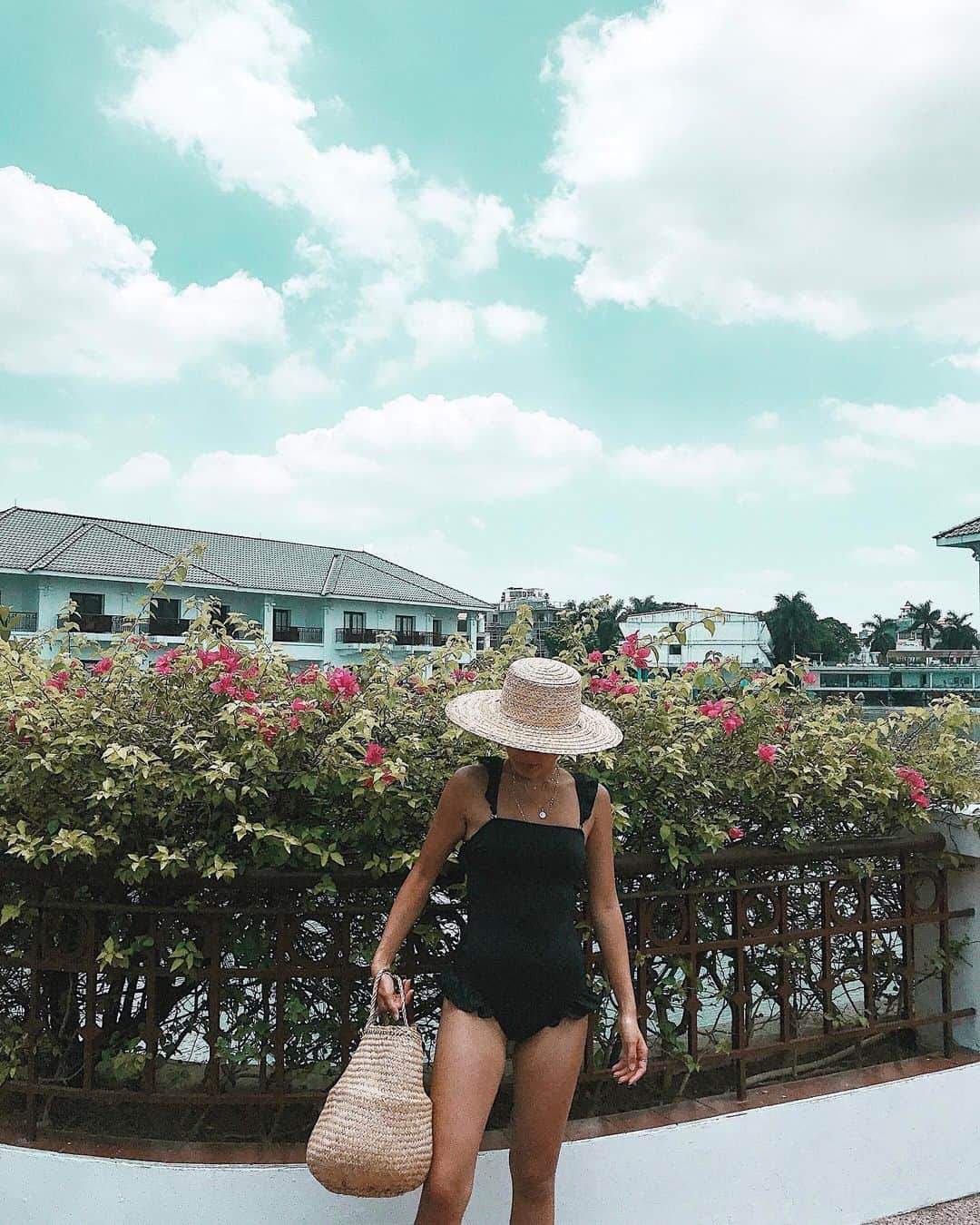 のインスタグラム：「. ハノイの @intercontinentalhanoiwestlake はどこを撮っても絵になる可愛いホテルだった🌺 プールでは @sanai_resort の水着を初おろし💠 フリルだけどブラックだとそんなにガーリーにならなくていい💛」