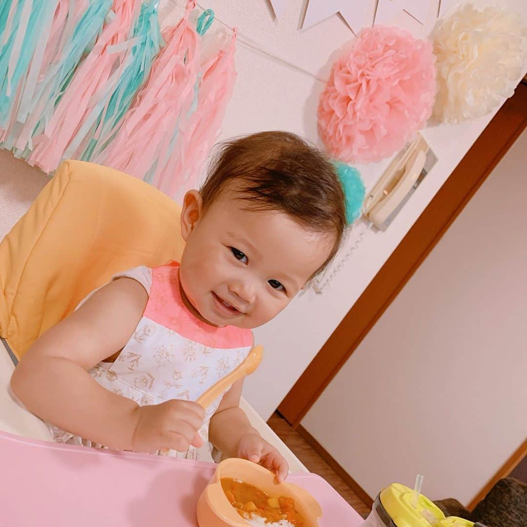 HARUKA MUTOさんのインスタグラム写真 - (HARUKA MUTOInstagram)「💖Happy 1st Birthday💖 昨日6/27は向日葵の初めてのお誕生日でした🥰🎂 この1年は驚く程あっという間で、娘の成長に驚きと愛しさを感じる毎日です😊 お誕生日が来るまで私がソワソワしちゃって、当日はバタバタやったけど😂従姉妹達みーんな集まってくれて楽しく賑やかなPartyになりました🥰💖 ひまもいつものニコニコsmileで楽しそうにしてた😘 それが見れて母は幸せだ！🥰💖 この日の衣装は @marlmarl_shop のエプロン💎🎀お部屋のデコレーションは @nackey_610 と一緒に頑張ったよ😂👍 Bday postが続きます〜🎂🥺 #birthday #1stbirthday #lovemyfamily #baby #babyhimari #ファーストバースデー #お誕生日会 #初めての誕生日 #１歳誕生日 #愛娘 #ホームパーティー」6月28日 20時14分 - haruka_muto