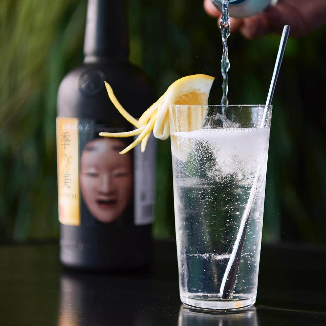 Andaz Tokyo アンダーズ 東京さんのインスタグラム写真 - (Andaz Tokyo アンダーズ 東京Instagram)「Start #Friday night right with an #AndazTokyo Signature Gin & Tonic.🍹Featuring our original KI NOH BI gin - a first ever collaboration with #thekyotodistillery our #ginandtonic enjoys a splash of Mediterranean tonic water and a juicy slice of Japanese hyuganatsu citrus for a refreshing twist 🍊Available only until Aug 31st! 🌟 アンダーズ 東京の5周年を記念して、国産クラフトジンとして大変有名な「季の美」で知られる京都蒸溜所とコラボレーションしたオリジナルジンを作成しました。そのオリジナルジンを使った「シグネチャー ジントニック」を8/31までの限定でご提供中。 シェリー樽とミズナラの新樽でそれぞれ6ヶ月間熟成し香ばしくフルーティー、そしてドライなアロマをまとったオリジナルジンに、 ローズマリーやレモン、タイムなどの爽やかなハーブや柑橘の香りを感じる地中海トニックウォーターと、フレッシュな日向夏を加え、自然な甘みと酸味を作り上げました。」6月28日 20時15分 - andaztokyo