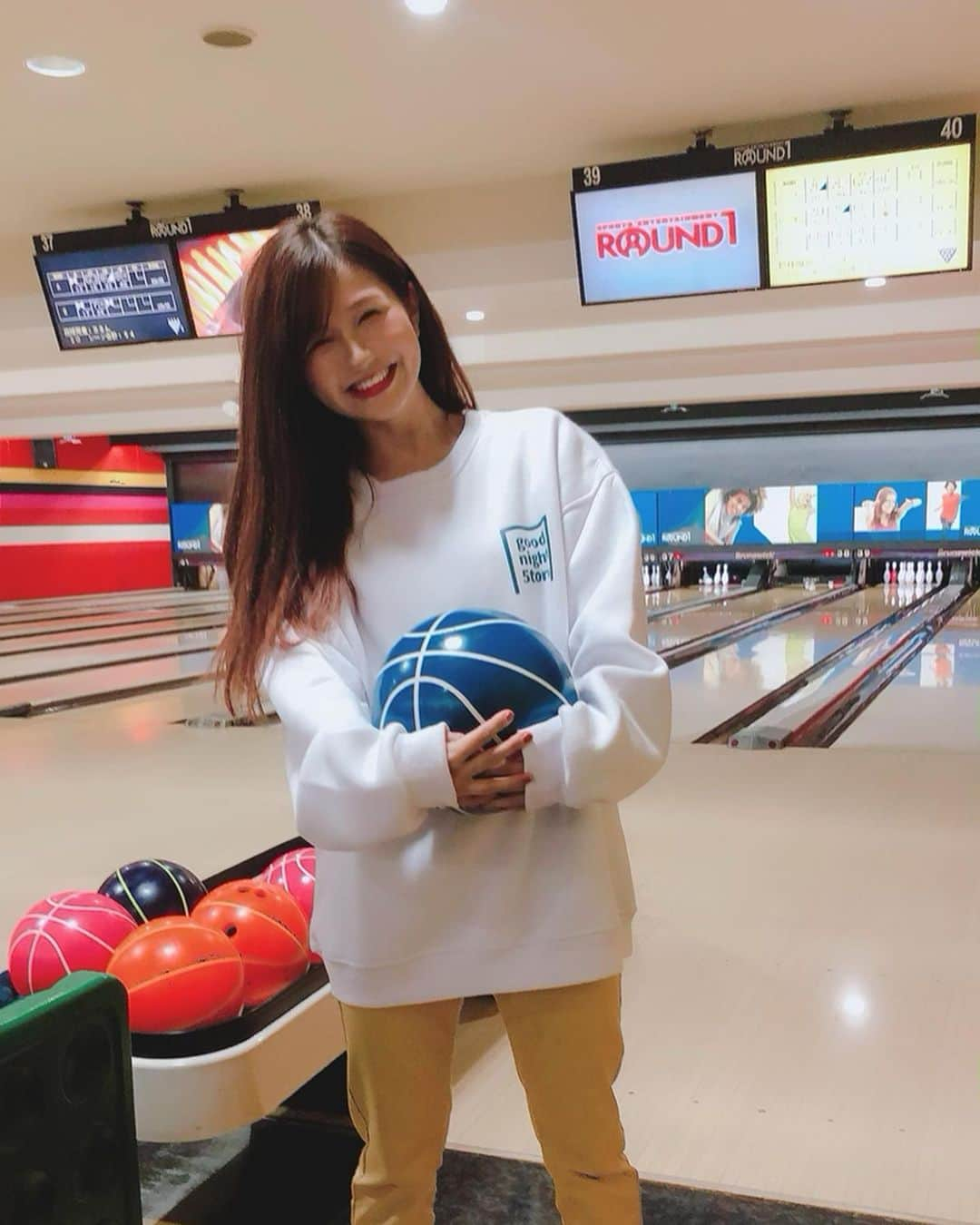 谷川愛梨さんのインスタグラム写真 - (谷川愛梨Instagram)「握力7のボウリング🎳 #1番ノリノリで勝負しよって言ったのに #スコア低過ぎて誰にも相手されてなかったよ #でもむちゃくちゃ楽しかった #握力7の悩みは #ペットボトルのキャップ開けるのも一苦労 #共感してくれる方いますか🥺」6月28日 20時26分 - airingopero