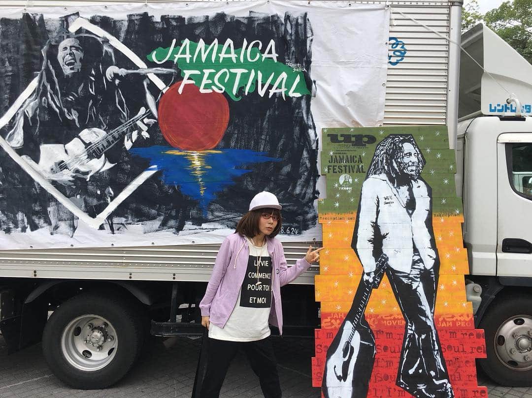 木部さんさんのインスタグラム写真 - (木部さんInstagram)「名古屋では、ジャマイカフェス🇯🇲にも行きましたよ！ . .  ジャークチキンをいただいて、ご機嫌なきべでーす！😋👍🇯🇲🍗✨ . . . . #ジャマイカ #ジャマイカフェス #レゲエミュージック #ジャークチキン #6月 #夏みたいに暑い #おいしい #jamaica🇯🇲 #festival #reggae #raggaemusic #jerkchicken #yum #summeriscomming #bobmarley #usainbolt」6月28日 20時24分 - kibe_dayo