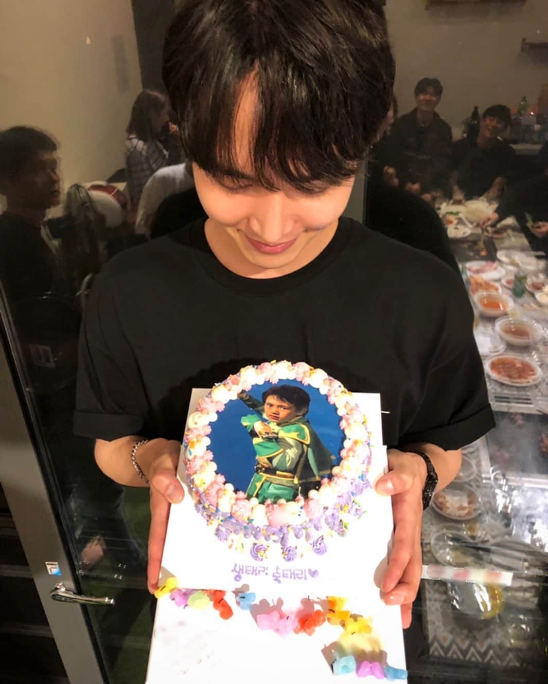 イ・ミンホのインスタグラム：「모두들 너무 너무 감사해요❣️ 이번 생일은 특히나 정말 많은 축하를 받았어요..😭 주변에 이렇게 좋은 내 사람들이 많다는 것에 다시 한번 감사드리며.. 너무 행복한 생일날 입니다🎂 모두들 진심으로 감사드려요🙈 사랑합니다🧡 #Happybirthday #930628」