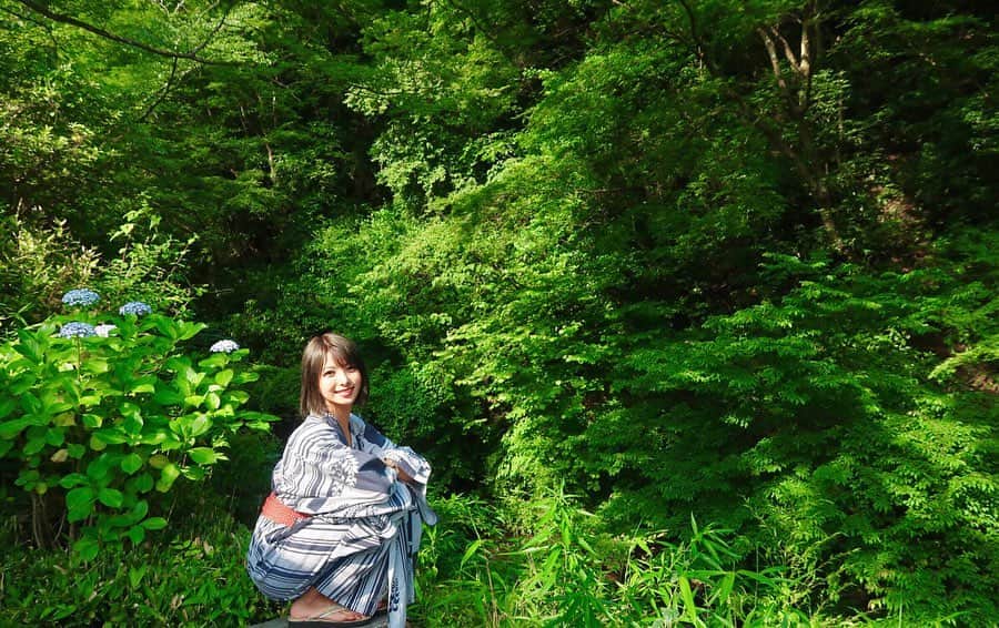 岡田栞奈のインスタグラム：「夜になると部屋の露天風呂から ほたる観賞もできるんだよ💓 ロマンチックー😚💓 目の前に川が流れてるの✨✨✨ ・ ・ この日もほたるさん現れてくれました💓💓💓 みれただけで幸せな気分になれたっ 写真には映らなかった〜(笑) #奥湯河原 #温泉旅行 #誕生日 #誕生日旅行  #真夜中の蛍観賞 #ほたる #ロマンチック #幸せ #らびゅ」
