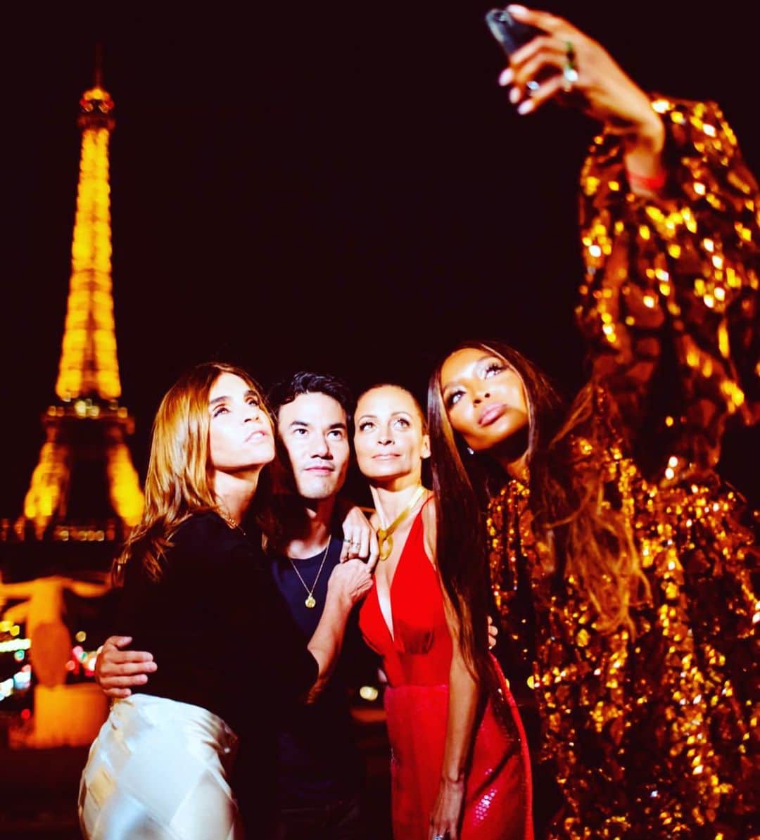 カリーヌ・ロワトフェルドのインスタグラム：「For once, a selfie that I love!!! Thanks @naomi @nicolerichie @josephaltuzarra @amazonprimevideo #makingthecut」
