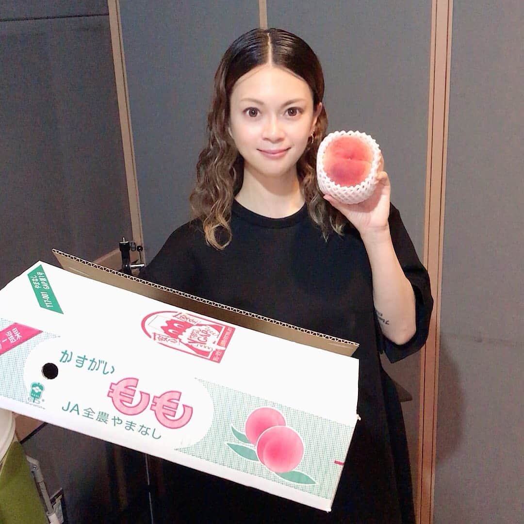 小柳ゆきのインスタグラム：「今年もJA全農山梨さんから、 . 日川白鳳という品種のとっても美味しい桃を 頂きました😊 . ありがとうございます❗️ . . #JA全農山梨 #日川白鳳 #桃 #美味しい桃 #本当に美味しい桃」