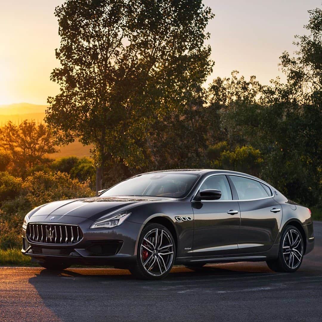 Maserati Japan | マセラティ ジャパンのインスタグラム：「黄昏の太陽が沈んでも、イタリアのスタイルと伝統を身に備えたマセラティのきらめきが陰ることはありません。 #Maserati #マセラティ  #MaseratiJapan #マセラティジャパン #Quattroporte #クアトロポルテ #sunset」