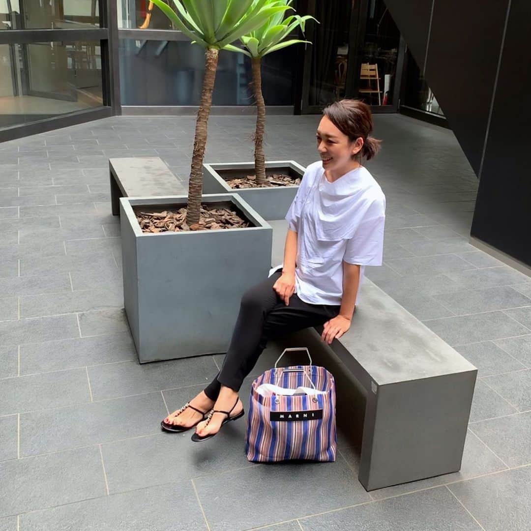 aki_closetのインスタグラム：「. お久しぶりのお2人に会いに♡ . オシャレすぎる2人に会うのになに着てこうか迷って ケープのようなデザインのシャツを◟̆◞̆ . . ランチ→ショッピングツアーまで よじれるほど笑ったー♡ .  あー楽しかった◟̆◞̆* . #selectshop_ella  #enfold  #sergiorossi  #marni #marnimarket .」